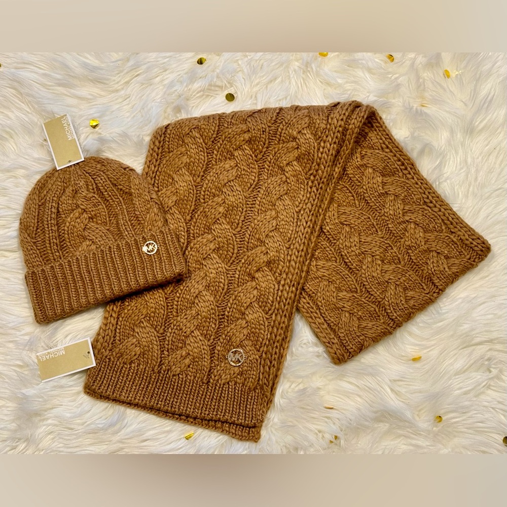 NWT MICHAEL Michael Kors
Cable Knit Scarf & Hat Set